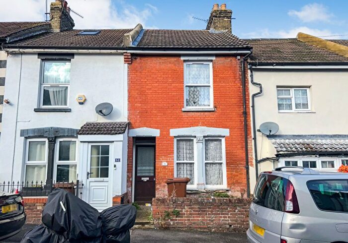 3 Bedroom Terraced House For Sale In Edinburgh Road, Chatham, Kent, ME4