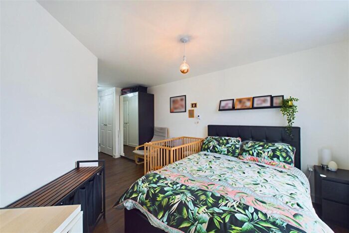 2 Bedroom Flat For Sale In Giverny House, Water Gardens Square, London, SE16
