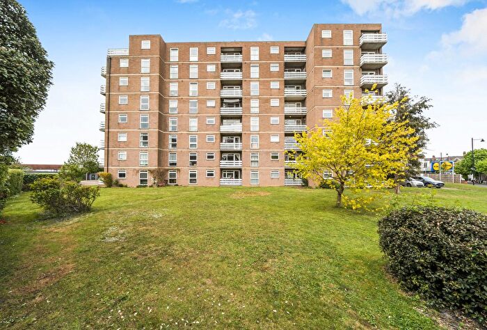2 Bedroom Flat For Sale In Beddington Gardens, Wallington, SM6