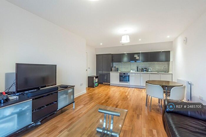 2 Bedroom Flat To Rent In Lakeside Drive, London, NW10