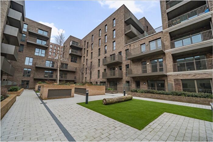 3 Bedroom Apartment To Rent In Bed, Rd Floor, Leven, Softwood House In Anchors Point, E16