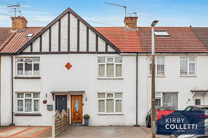 2 Bedroom Terraced House For Sale In River Avenue, Hoddesdon, EN11