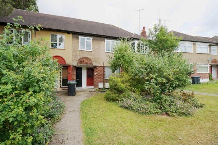 3 Bedroom Flat To Rent In Beresford Gardens, Enfield, EN1