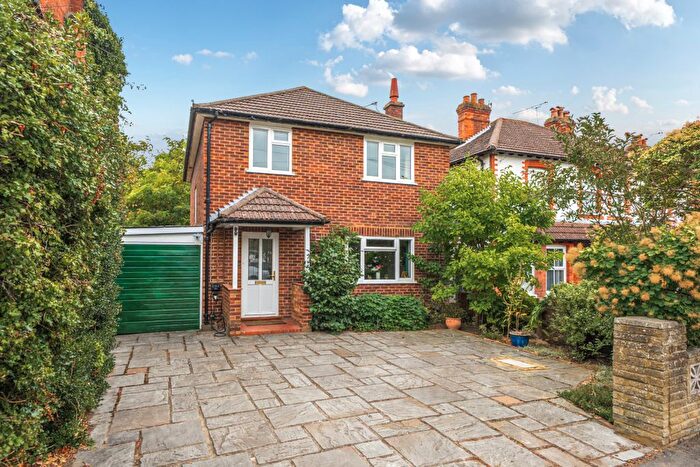 3 Bedroom Detached House For Sale In Loop Road, Woking, GU22