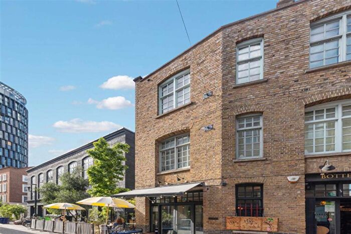 Flat To Rent In Chapel Place, Shoreditch, EC2A
