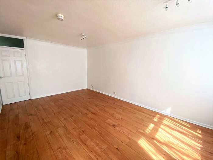 2 Bedroom Flat To Rent In Black Horse Parade, Eastcote, HA5