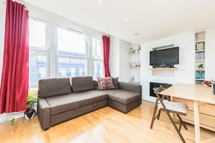 3 Bedroom Flat To Rent In Garratt Lane, Earlsfield, SW18
