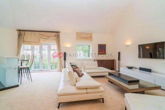 3 Bedroom Flat To Rent In Eastcote Road, Pinner, Middlesex, HA5