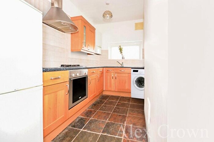 4 Bedroom Flat To Rent In Waterloo Close, Hackney, E9