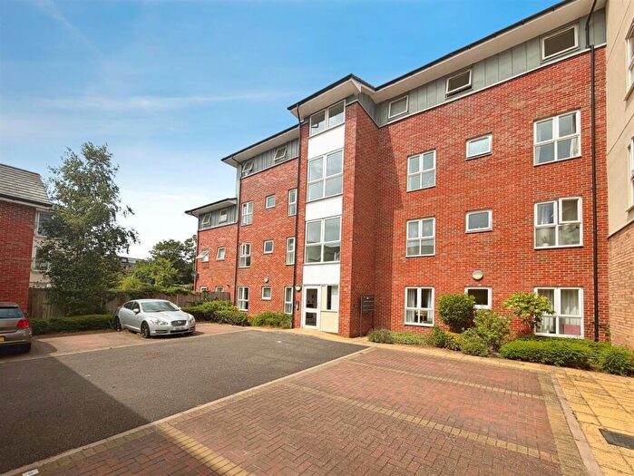 2 Bedroom Apartment For Sale In Andrews Close, Warwick, CV34