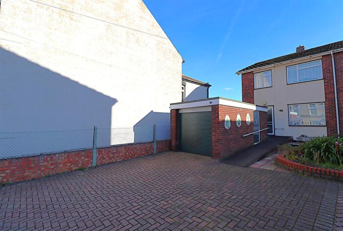 3 Bedroom Semi Detached House For Sale In Station Road, Rainham, ME8