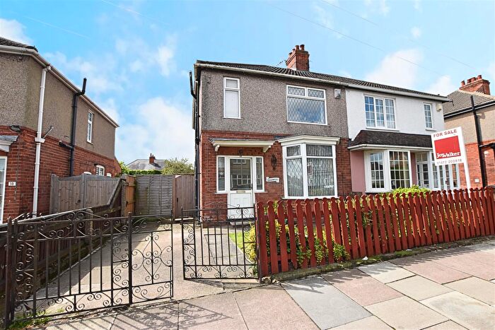 3 Bedroom Semi-Detached House For Sale In Cross Coates Road, Grimsby, DN34