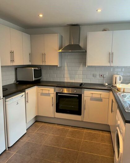 5 Bedroom House To Rent In King Edwards Road, Brynmill, SA1