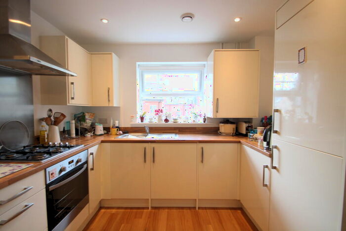 1 Bedroom Flat To Rent In Barbican Court, Renwick Drive, Bromley, BR2