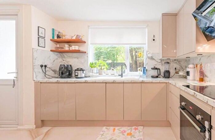 5 Bedroom Town House To Rent In Blackthorn Street, Bow, E3