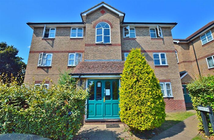2 Bedroom Flat To Rent In Worcester Gardens, Slough, Berkshire, SL1