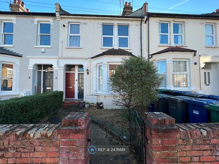 2 Bedroom Flat To Rent In Goldsmith Road, London, N11