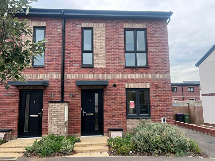 3 Bedroom Semi-Detached House For Sale In Whinbush Drive, Grantham, NG31