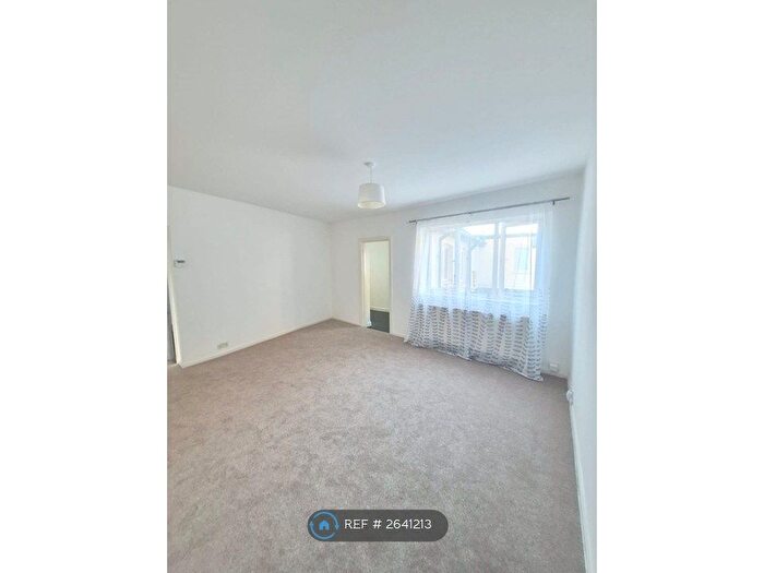 2 Bedroom Flat To Rent In Church Passage, Barnet, EN5