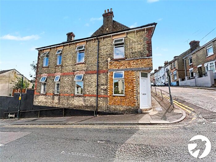 3 Bedroom End Of Terrace House To Rent In Ingle Road, Chatham, Kent, ME4