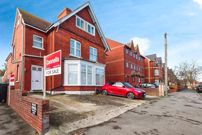 5 Bedroom Semi Detached House For Sale In Kirtleton Avenue, Weymouth, DT4