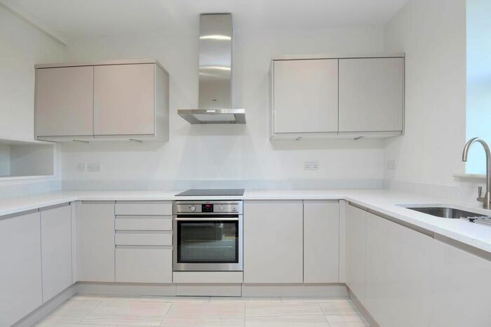 3 Bedroom Flat To Rent In Richmond, Surrey, TW10