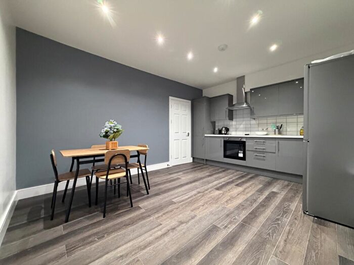 3 Bedroom House To Rent In Bredon Road, Croydon, CR0