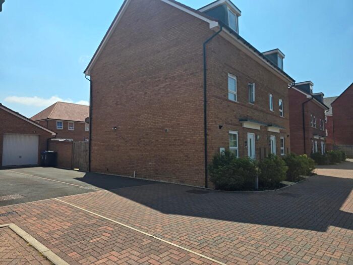 4 Bedroom Semi Detached House To Rent In Higgs Close, Overstone, Northampton, NN6