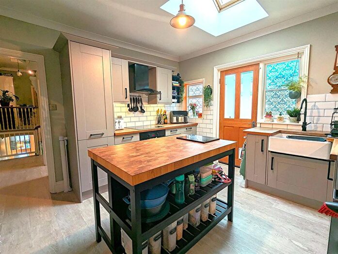 3 Bedroom Flat For Sale In Station Avenue, Sandown, PO36