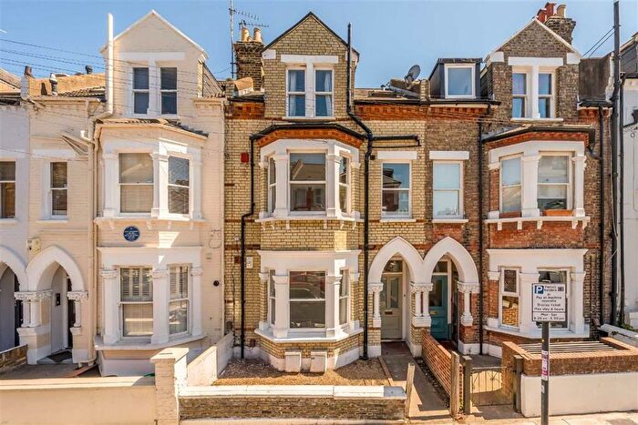 2 Bedroom Flat For Sale In Leathwaite Road, Between The Commons, SW11