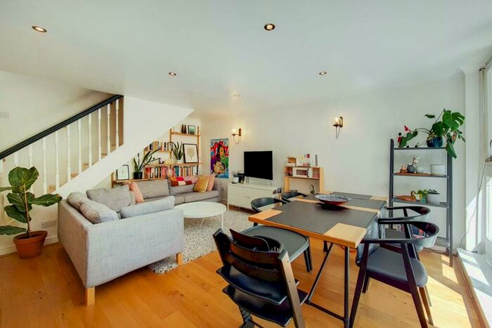 2 Bedroom Maisonette To Rent In Maudlins Green, St Katharine Docks, London, E1W