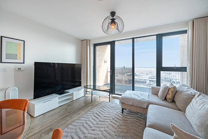 2 Bedroom Flat To Rent In Lakeside Drive, Ealing, London, NW10