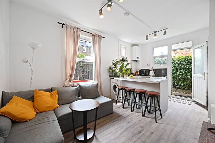 2 Bedroom Flat To Rent In Collingbourne Road, London, W12
