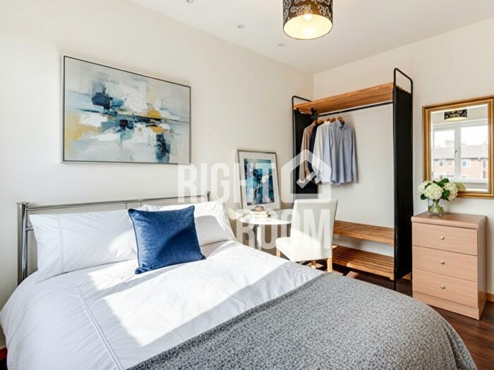 4 Bedroom Semi-Detached House To Rent In Bed House, Lynchet Close, Brighton, BN1