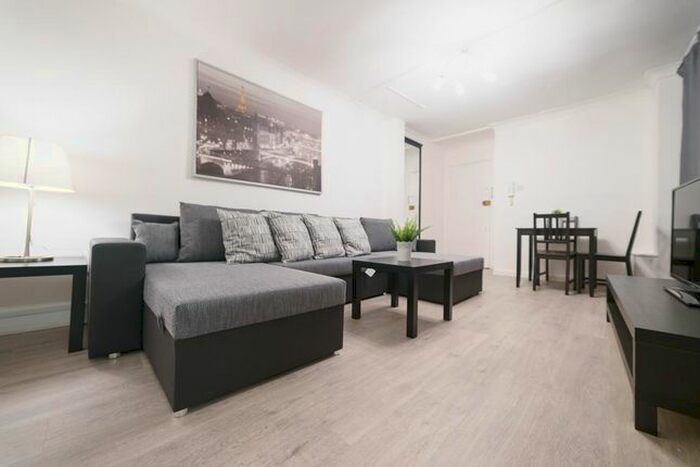 3 Bedroom Flat To Rent In Courtfield Gardens, Kensington, London, SW5