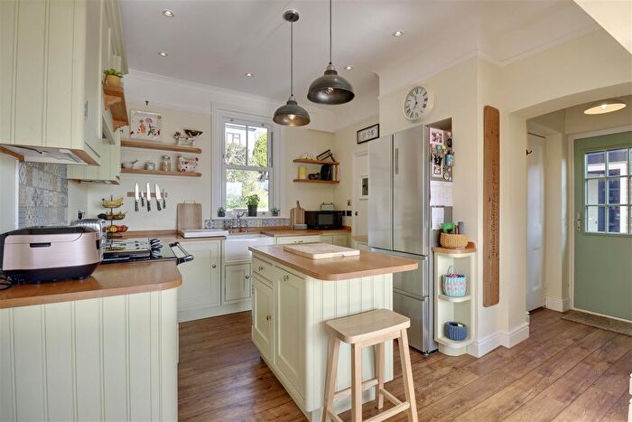 3 Bedroom Detached House For Sale In Drayton Lane, Portsmouth, PO6