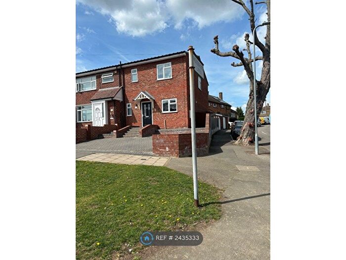 3 Bedroom End Of Terrace House To Rent In Whitchurch Road, Romford, RM3