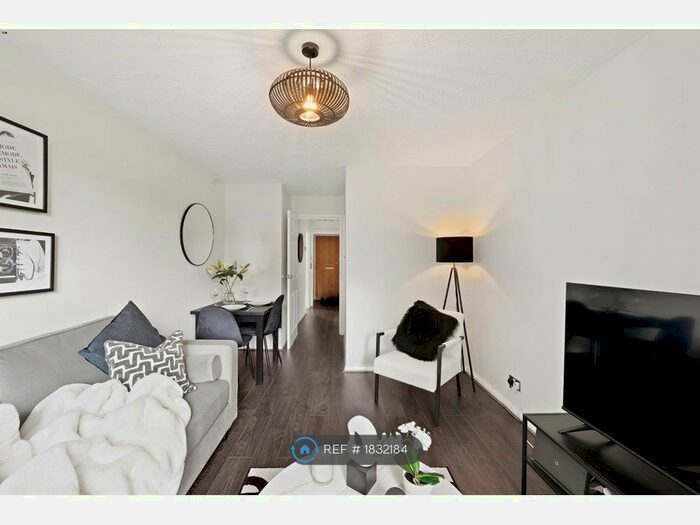 1 Bedroom Flat To Rent In Walton Lodge, London, E18