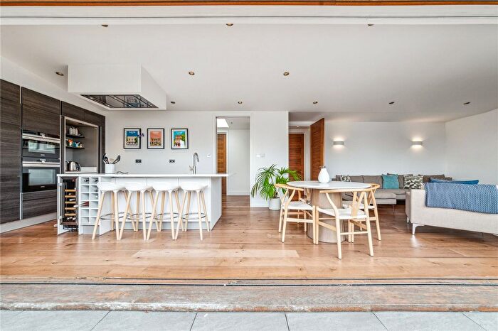 2 Bedroom Flat To Rent In The Polygon, London, SW4