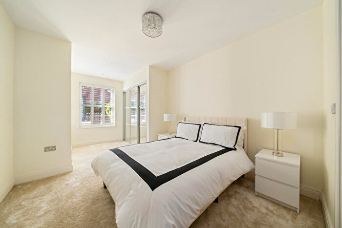 1 Bedroom Flat To Rent In Queens Road, Weybridge, KT13