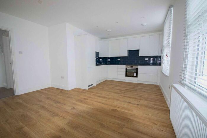 3 Bedroom Flat To Rent In Parsons Green Lane, Fulham, London, SW6