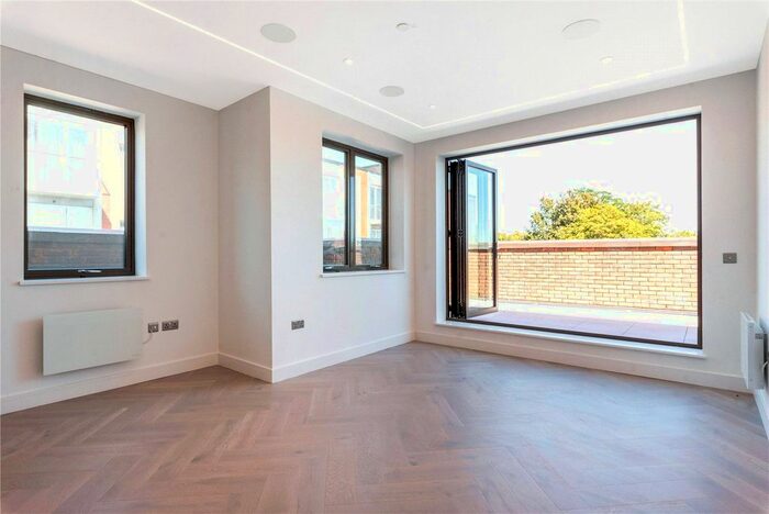 2 Bedroom Flat To Rent In Knoll Rise, Orpington, BR6