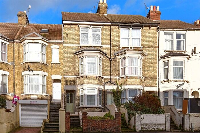 3 Bedroom Terraced House For Sale In Luton Road, Chatham, Kent, ME4