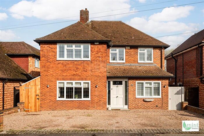 3 Bedroom Detached House For Sale In Weston Way, Woking, GU22