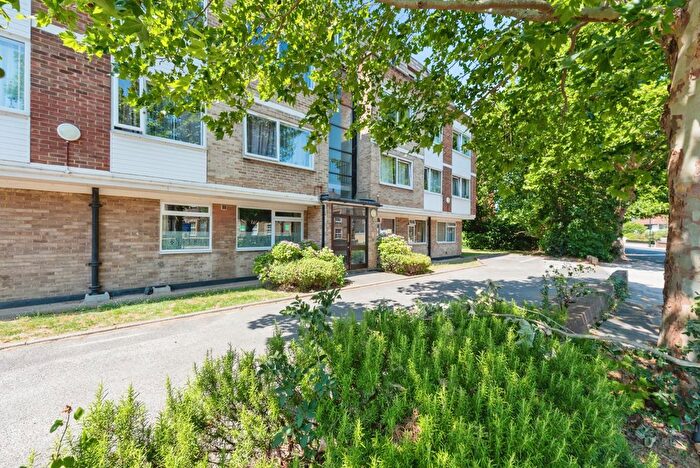 2 Bedroom Flat For Sale In London Road, Twickenham, TW1