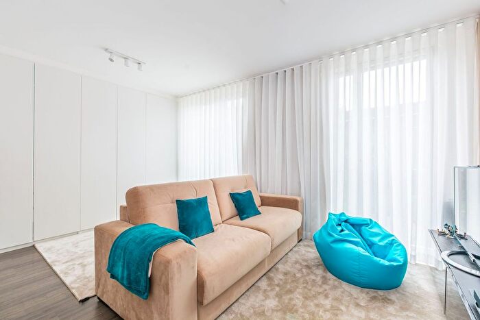 4 Bedroom Terraced House For Sale In Villiers Gardens, Stratford, London, E20 - Photo 1