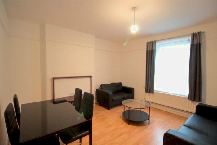 3 Bedroom Flat To Rent In Stockwell Gardens, London, SW9