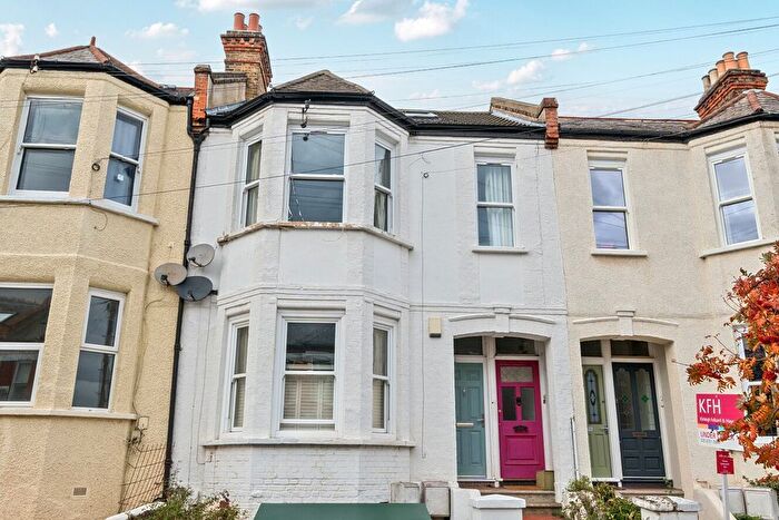 3 Bedroom Flat For Sale In Casewick Road, London, SE27
