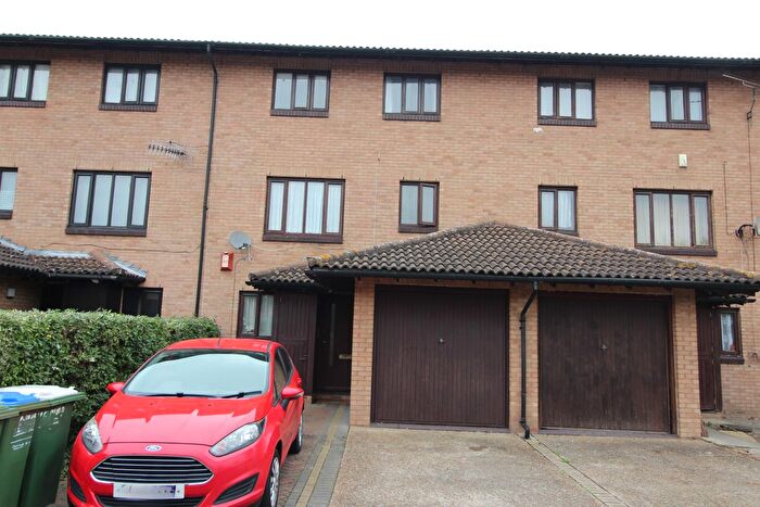 4 Bedroom Town House For Sale In Eastgate Close, London, SE28