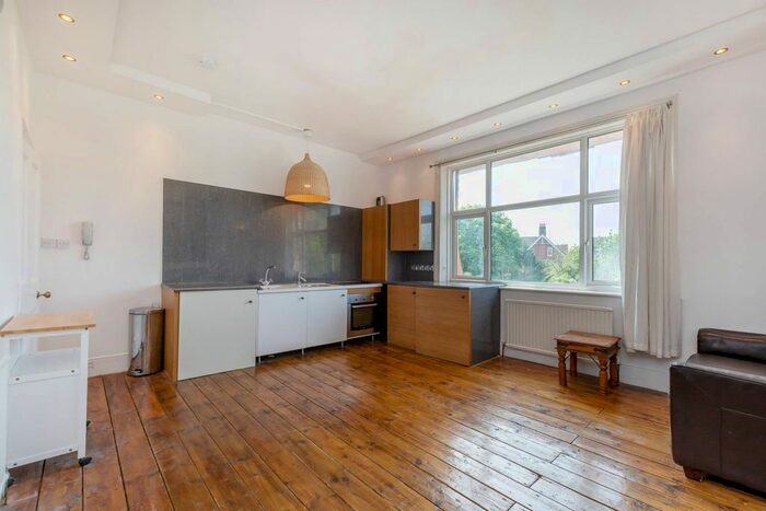1 Bedroom Flat To Rent In Gleneldon Road, Streatham, London, SW16